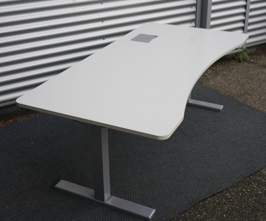 Duba hæve-sænkebord 180x90 cm i hvid med mavebue og kabelgennemføring, set fra skrå vinkel med gråt stel.